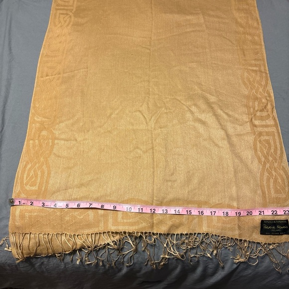 Patrick Frances Elegant yellow wool/silk blend Scarf with Fringe 24”x69” - Picture 4 of 5